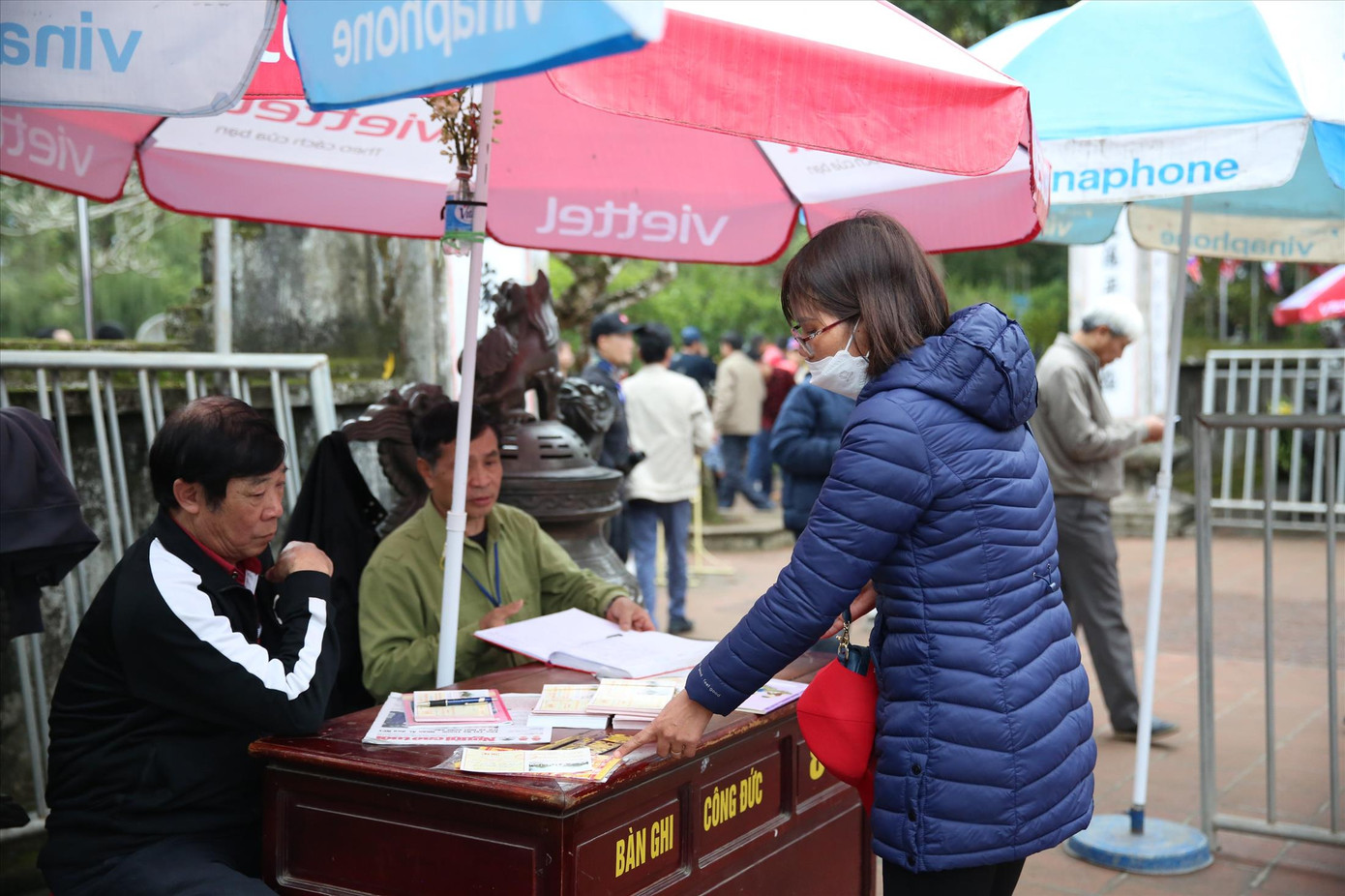 Người dân cung tiến tiền công đức tại Đền Trần (Nam Định). Ảnh: Nguyễn Trọng Tài Người dân cung tiến tiền công đức tại Đền Trần (Nam Định). Ảnh: Nguyễn Trọng Tài