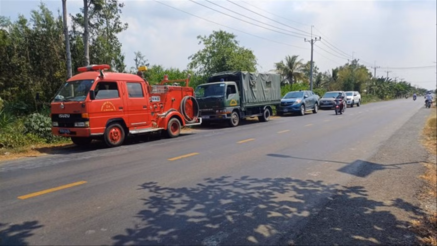 Xe cảnh sát tại hiện trường vụ đối tượng trốn trại cai nghiện khống chế 1 phụ nữ ở Sóc Trăng vào tháng 4/2024