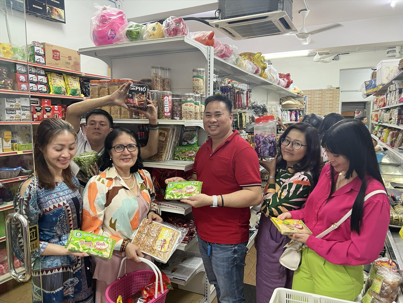 Kiều bào ở Malaysia mua sản phẩm Việt Nam