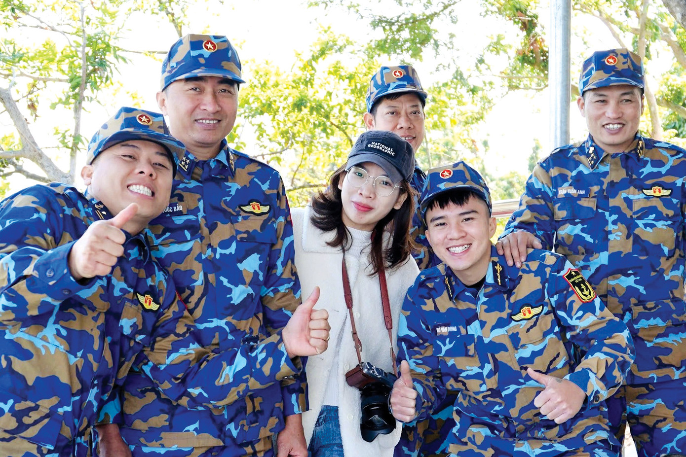 Phóng viên Châu Linh chụp cùng các cán bộ, chiến sĩ Trạm radar 495, Trung đoàn 151, Vùng 1 Hải quân