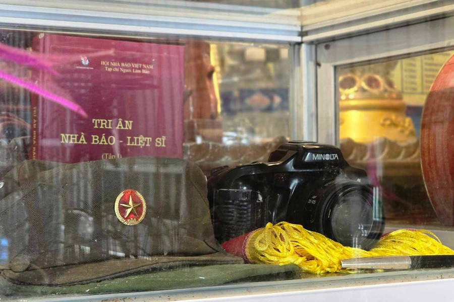 Cây bút, mũ, chiếc máy ảnh là những kỷ vật nhà báo Văn Hiền tìm được từ những đồng đội ngã xuống