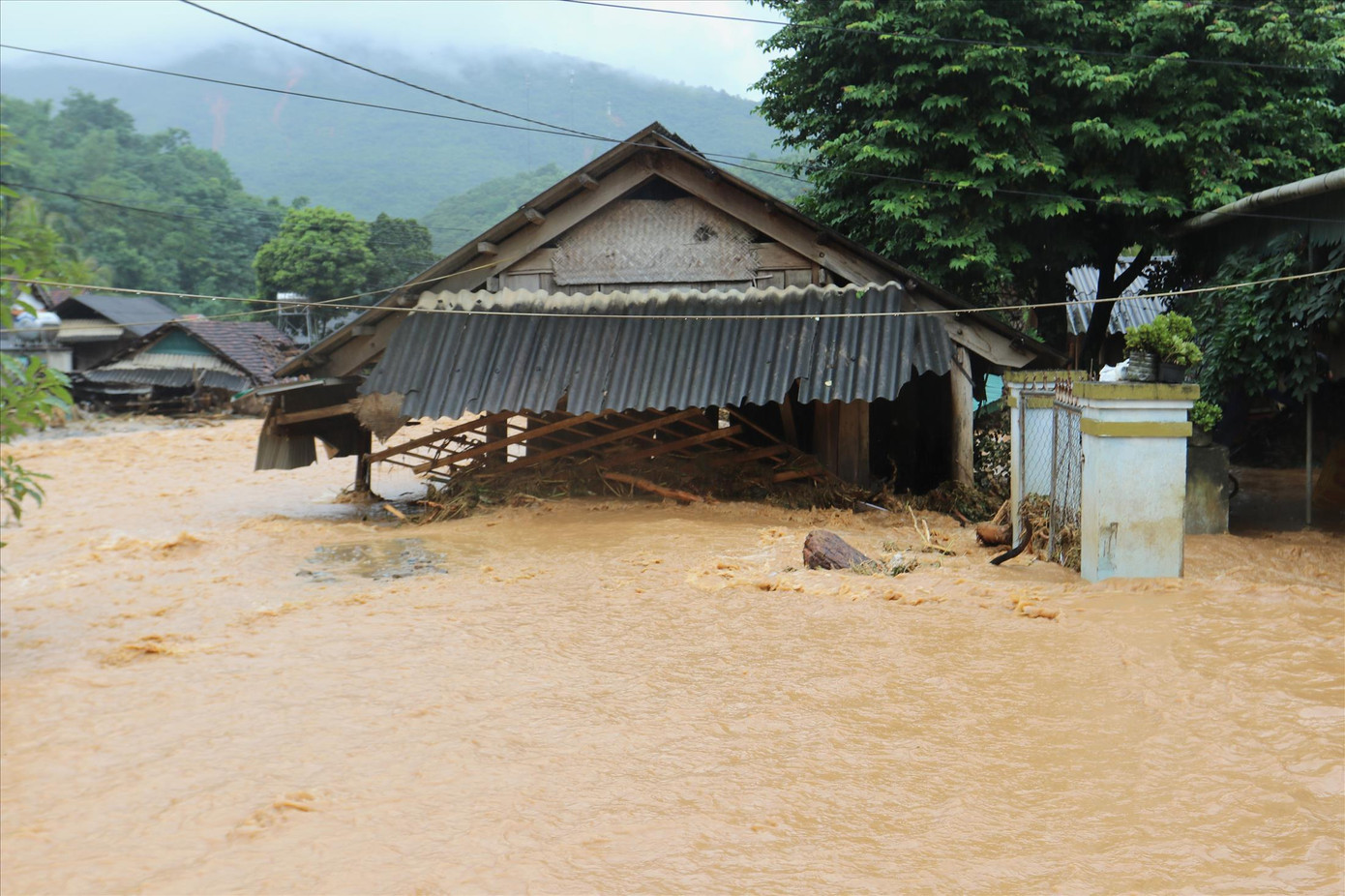 Lũ quét kinh hoàng tràn qua bản làng rẻo cao Kỳ Sơn