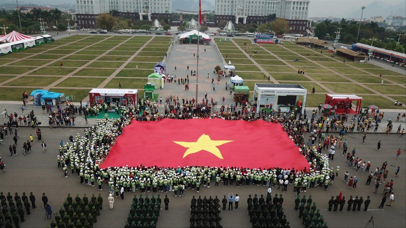 Lễ thượng đại kỳ tại sự kiện Tiền Phong Marathon ở Lai Châu