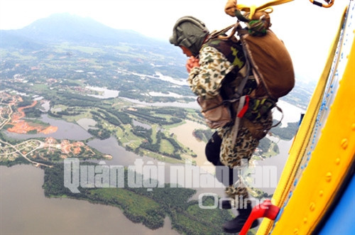 Như cánh chim lao vút vào không trung. . Như cánh chim lao vút vào không trung.