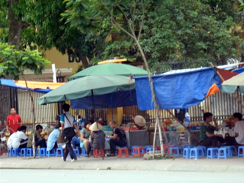 Một trong những điểm đến của những cây đá trên là những quán trà đá ven đường. Thờ ơ với bệnh tả, thản nhiên uống trà đá, người dân đang quá chủ quan với sức khoẻ của chính mình.
