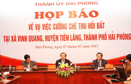 Bí thư Thành ủy TP Hải Phòng Nguyễn Văn Thành (giữa) đang chủ trì cuộc họp báo