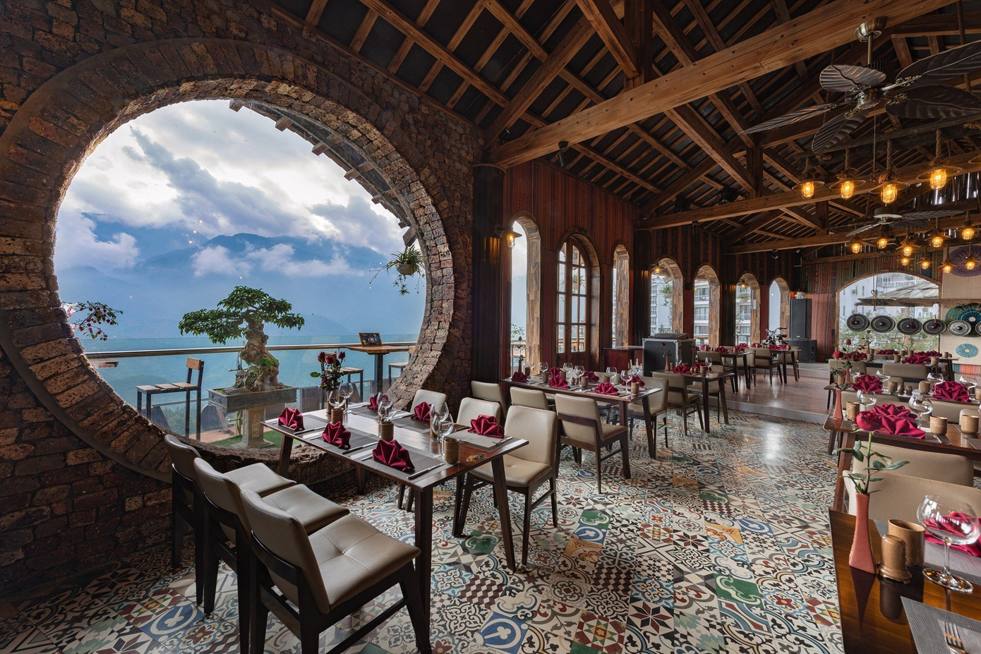 Khu vực Bar đủ để bạn và gia đình có một bữa ăn ngon, đáng nhớ và "no nê" với view đẹp.