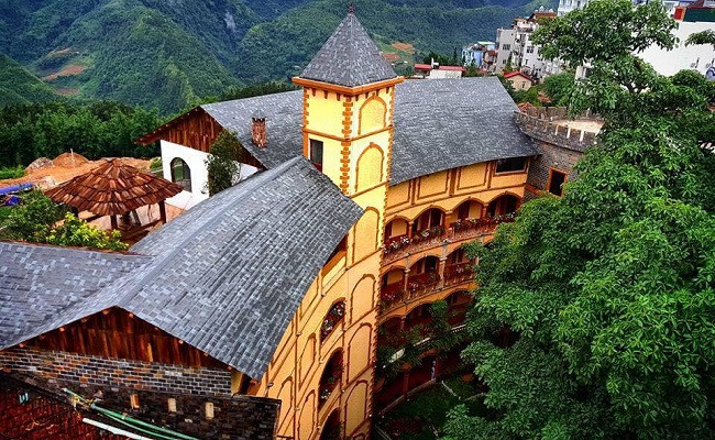 Ý tưởng thiết kế là một lâu đài bằng đá đỏ, khách sạn Châu Long Sapa II tọa lạc tại một vị trí lý tưởng ở con phố nhỏ yên tĩnh, ở trung tâm thị trấn Sapa - nơi sinh sống của nhiều bộ tộc miền núi bản địa đầy màu sắc, dễ dàng đi bộ đến chợ Sapa và Nhà thờ địa phương.