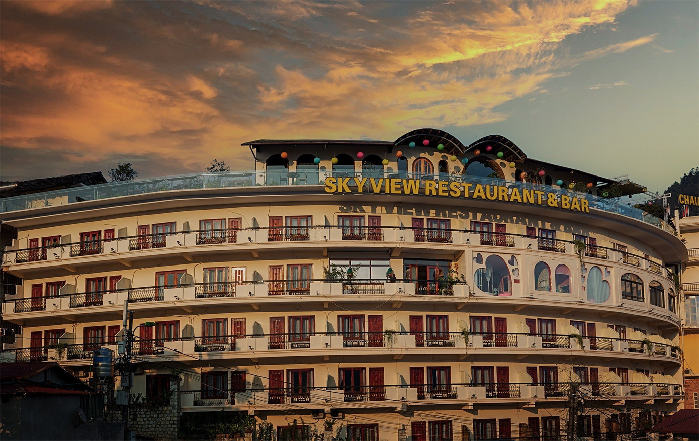 Khách sạn Châu Long Sapa II – có tất cả các tiện nghi của một khách sạn 4 sao quốc tế gồm 7 tầng và 65 phòng có ban công cho tầm nhìn ngoạn mục ra núi Fansipan và thung lũng Mường Hoa.