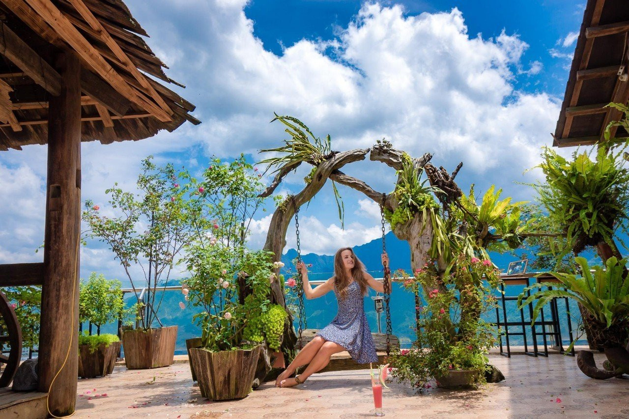 Khắp khách sạn có rất nhiều loại hoa, trang trí ban công tất cả các phòng. Mỗi phòng sẽ đảm bảo một bầu không khí gia đình và dịch vụ cách xa cuộc sống giữa thành phố. Tiện nghi bao gồm Phòng tắm hơi, bể sục và bể bơi bốn mùa.