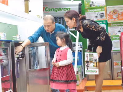 Khách hàng đang tìm hiểu về máy lọc nước của Kangaroo