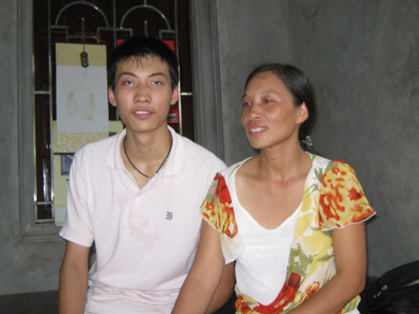 Bách “ngố” và mẹ