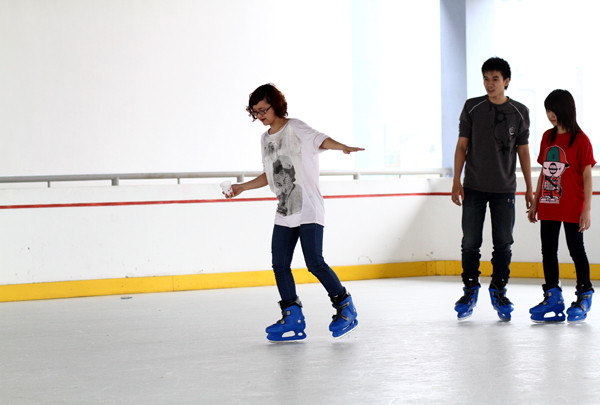 Tham gia các trò chơi trên sân băng