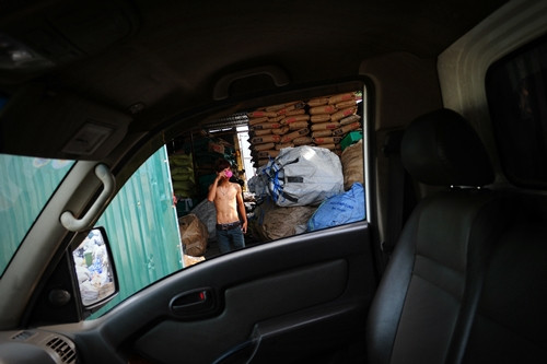 Nghề tái chế rác mang đến nguồn lợi kinh tế lớn giúp nhiều gia đình có nhà biệt thự, xe hơi đắt tiền..