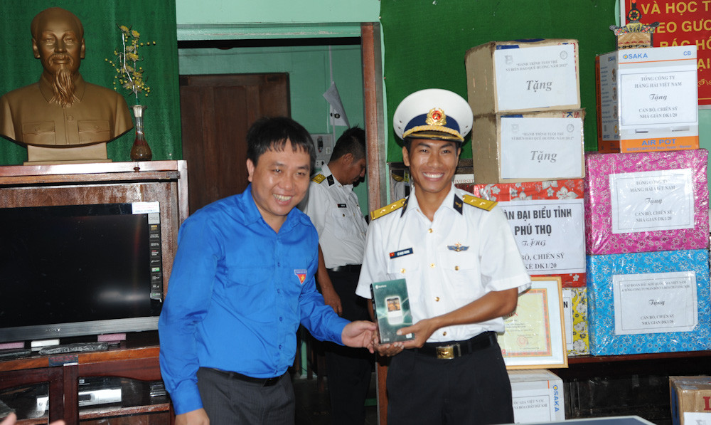 Đồng chí Bí thư TƯ Đoàn TNCS HCM Nguyễn Mạnh Dũng tặng quà cho đồng chí Thượng úy Lê Ngọc Chung một trong 10 Gương mặt trẻ VN tiêu biểu năm 2011