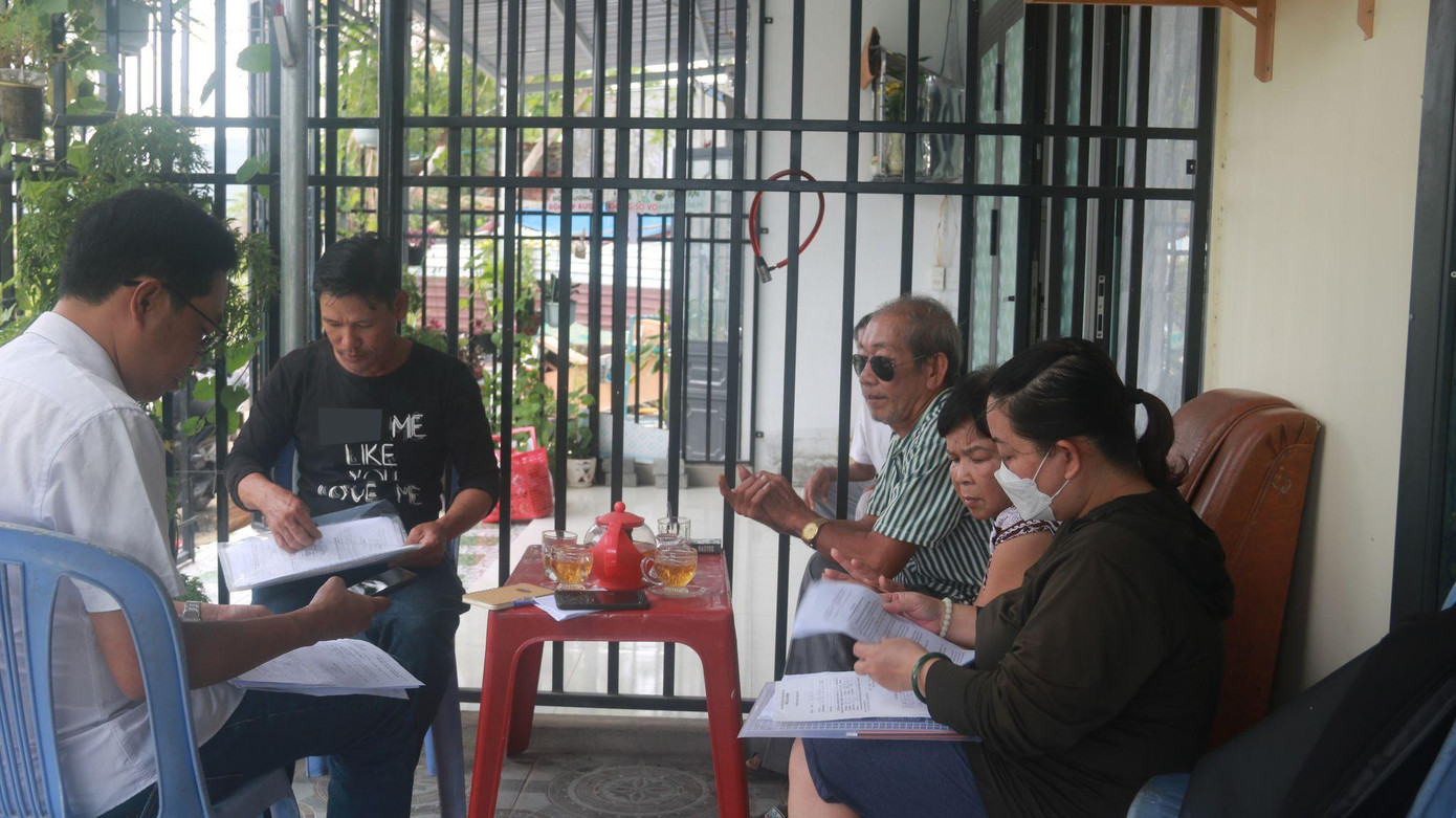 Theo phản ánh của các hộ dân, từ 2021 qua thông tin giới thiệu, có 8 hộ đã mua nhà xây dựng kiên cố, hoàn chỉnh, có đường bê tông, có điện, nước đầy đủ tại tổ 130 để ở từ đó đến nay. Đến đầu tháng 8 vừa qua, UBND phường Hòa Minh ra thông báo về việc xử lý công trình xây dựng trái phép trên đất nông nghiệp, lúc này họ mới biết mình đã bị lừa mua phải nhà xây dựng trái phép.