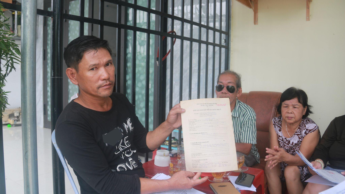 Trao đổi với phóng viên Tiền Phong, ông Đinh Hữu Phúc, Chủ tịch UBND phường Hòa Minh (quận Liên Chiểu) cho biết: Hiện UBND phường đang tiến hành kiểm tra xác minh các loại giấy tờ. Các giấy tờ này rất vô lý bởi nhà mới xây nhưng giấy tờ xác nhận từ năm 2000 và 2017. Giấy tờ như thế nào phường sẽ gửi cơ quan công an điều tra xác minh tính hợp pháp.