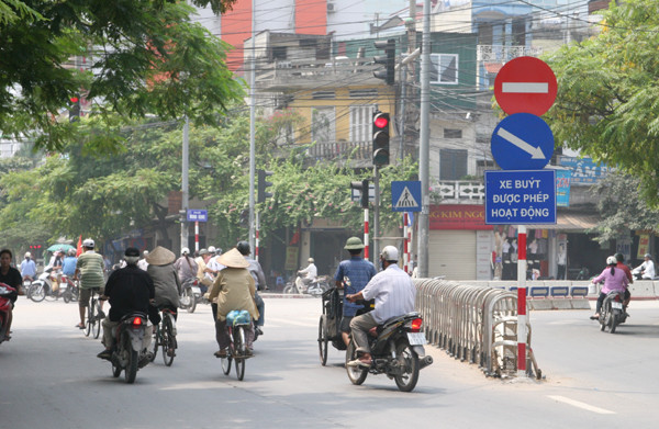 Không có lực lượng công an, biển báo cấm đi ngược chiều và phân luồng giao thông mất tác dụng