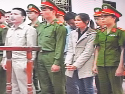 Bị cáo Vươn (hàng đầu) nói lời sau cùng (ảnh chụp qua màn hình). Bị cáo Vươn (hàng đầu) nói lời sau cùng (ảnh chụp qua màn hình)