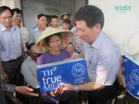 Bí thư Tỉnh ủy Nghệ An Hồ Đức Phớc trao quà của TH True Milk cho người dân vùng lũ Hoàng Mai.