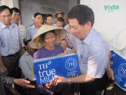Bí thư Tỉnh ủy Nghệ An Hồ Đức Phớc trao quà của TH True Milk cho người dân vùng lũ Hoàng Mai.