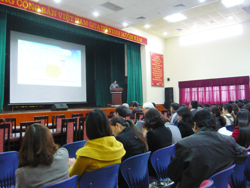 Lãnh đạo Trung tâm lao động ngoài nước hướng dẫn cán bộ coi thi trước khi về phòng thi