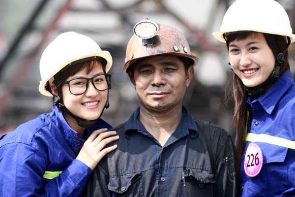 Chup hình với các công nhân thực thụ