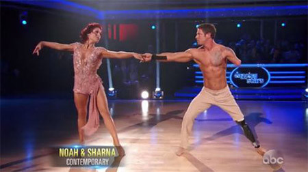 Chàng trai một tay, một chân khiến triệu người rơi lệ ảnh 1