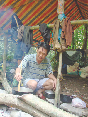 PV Tiền Phong trong một lần theo Sang vào rừng trải nghiệm nghề tìm trầm. PV Tiền Phong trong một lần theo Sang vào rừng trải nghiệm nghề tìm trầm