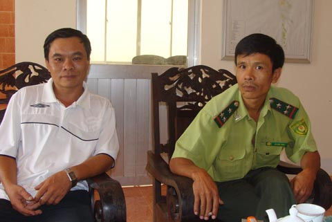 Kiểm lâm Lưu Đức Tuấn (phải) khẳng định rắn hổ mây chính là rắn hổ chúa theo cách gọi ngoài Bắc 