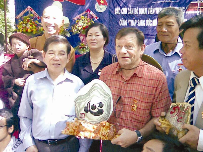 Chủ tịch nước Nguyễn Minh Triết trao cho ông André Menras bức phù điêu có chữ Tâm