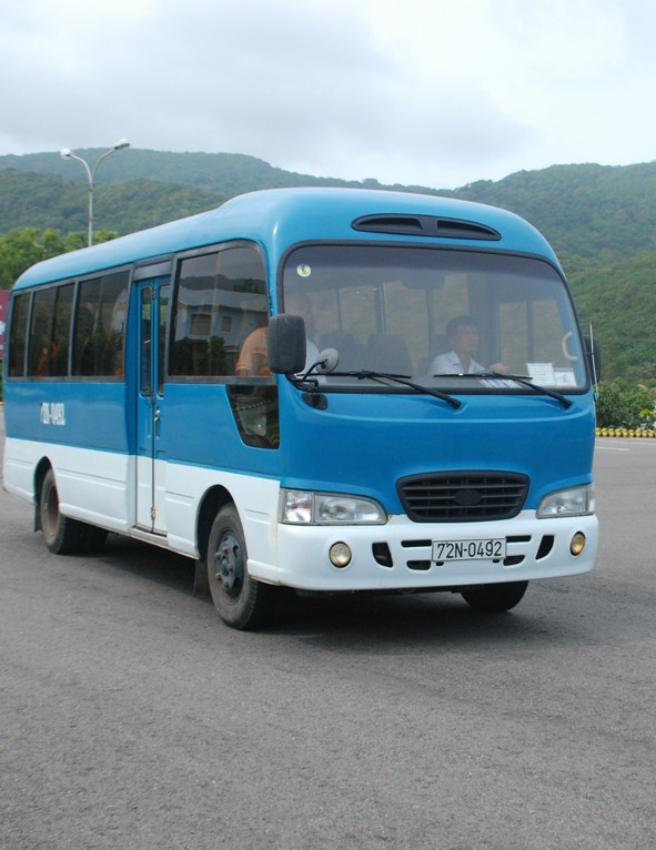 Và chiếc xe chở Angelina cùng các con xuất hiện