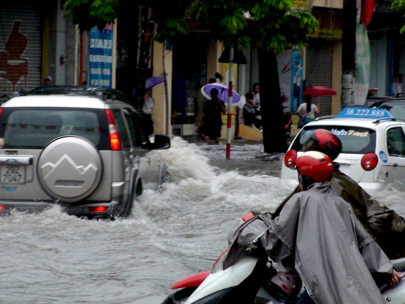Mạnh ai nấy đi, khiến nhiều người dắt xe máy nằm ngã lăn ra đường