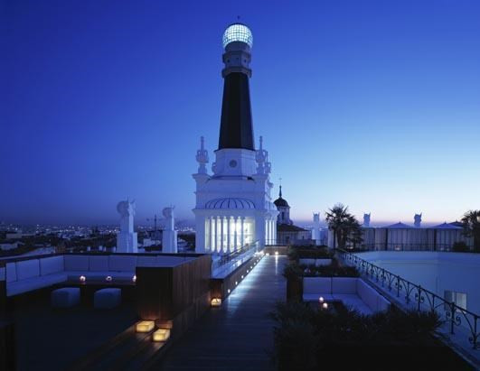 Penthouse ngự trị trên khách sạn ME Madrid – nơi du khách có thể thoải mái ngắm sao trên những chiếc giường sang trọng, tinh tế, hoặc thưởng thức đồ ăn, thức uống tại quầy Bar VIP độc quyền