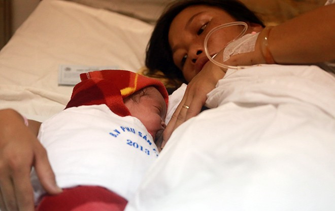 Bé Dung và bầu sữa mẹ đầu 