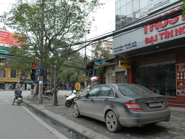 Xe bạc tỷ vẫn hiên ngang đỗ trên vỉa hè phố Bà Triệu