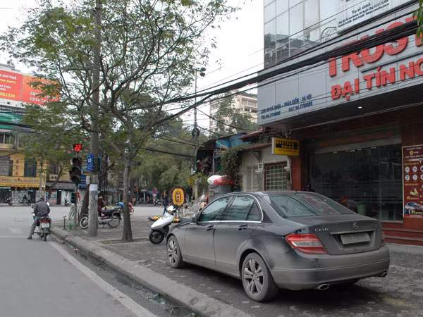 Xe bạc tỷ vẫn hiên ngang đỗ trên vỉa hè phố Bà Triệu