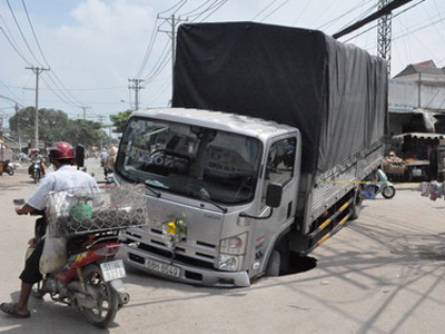 Xe tải gặp nạn sáng 13-9 Ảnh: Lê Thư