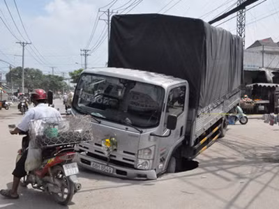 Xe tải gặp nạn sáng 13-9 Ảnh: Lê Thư