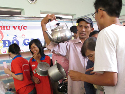 Gian hàng trao đổi đồ gia dụng thu hút nhiều người tham gia. Ảnh: K.Anh. Gian hàng trao đổi đồ gia dụng thu hút nhiều người tham gia. Ảnh: K.Anh