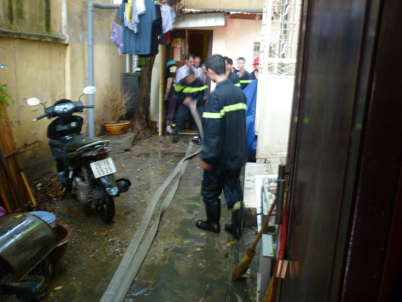 Ngõ nhỏ, phố nhỏ...nên lực lượng chữa cháy rất vất vả mới dập tắt được 