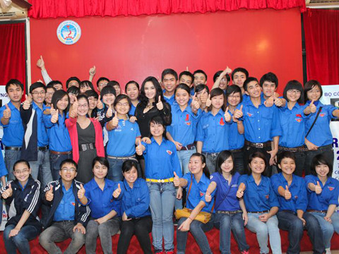 Đại sứ Thanh Lam chụp ảnh kỷ niệm cùng các bạn sinh viên