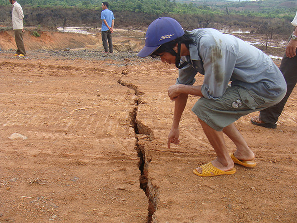 Các vết nứt mới tiếp tục lan rộng ra giữa đập và có nguy cơ bị vỡ tiếp nếu mưa xuống_Ảnh: L.Đ.Dũng