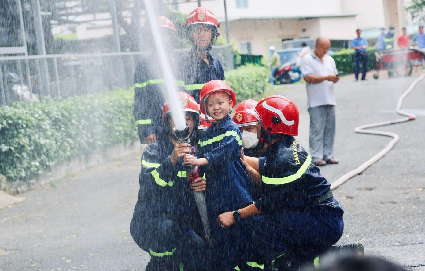Các chiến sĩ Cảnh sát PCCC Công an TP.HCM giúp đỡ Quân phun nước. Ảnh CACC