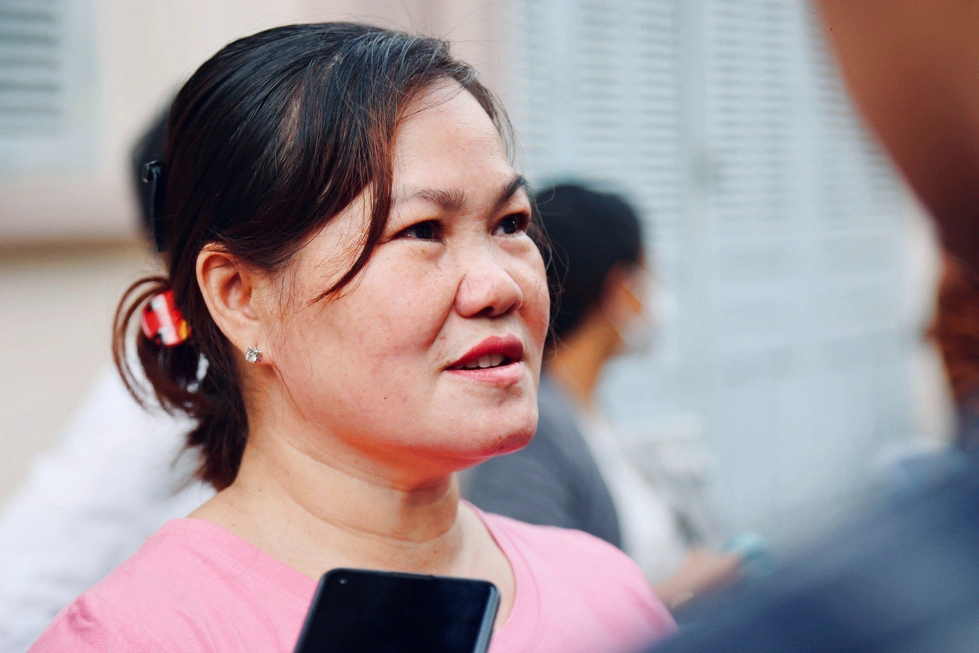 Chị Loan xúc động khi con trai được thực hiện ước mơ trở thành một chiến sĩ cảnh sát phòng cháy chữa cháy trong buổi diễn tập cứu hộ giả định. Ảnh CACC