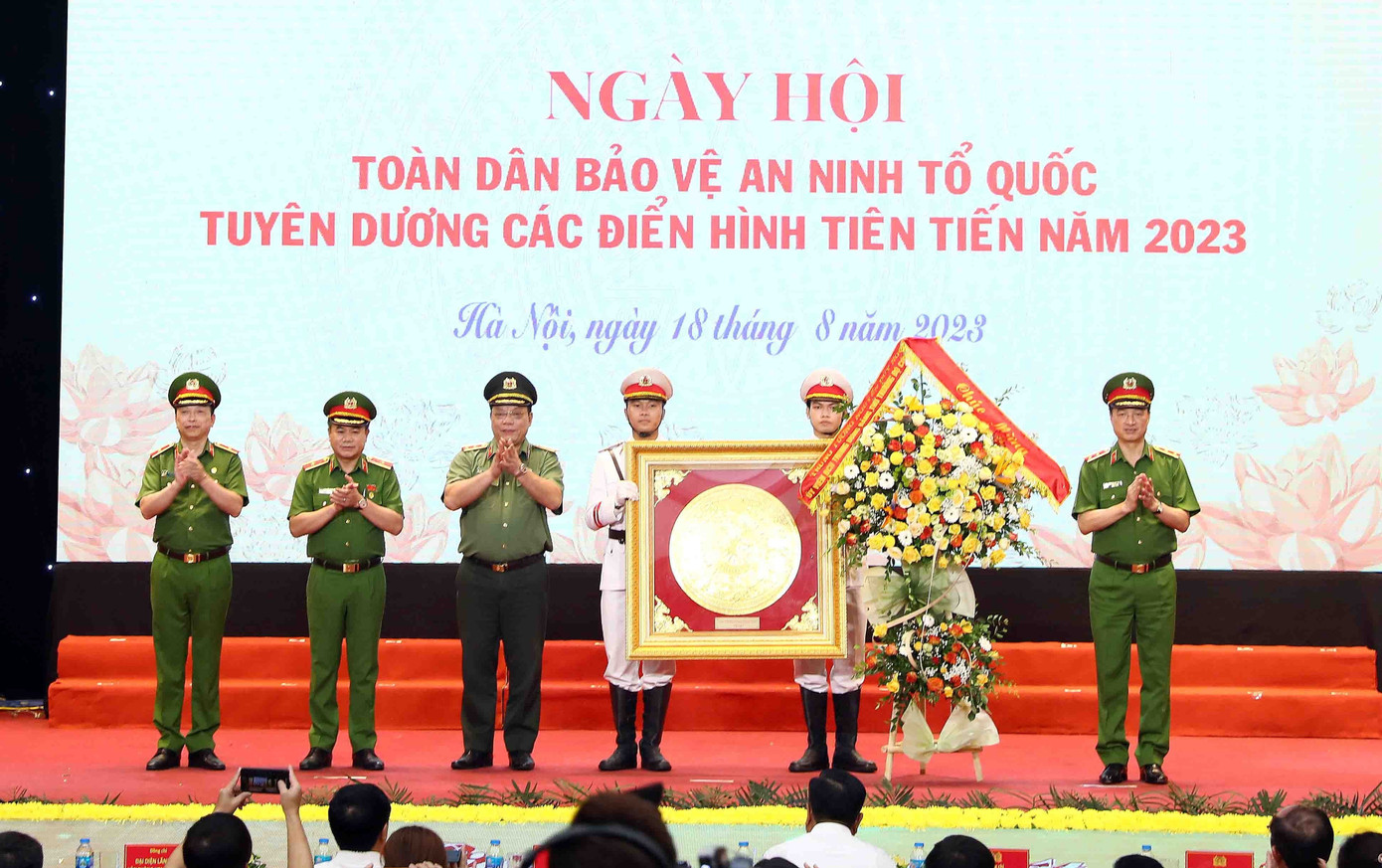 Trung tướng Nguyễn Duy Ngọc - Thứ trưởng Bộ Công an tặng hoa chúc mừng Ngày hội toàn dân bảo vệ an ninh Tổ quốc.