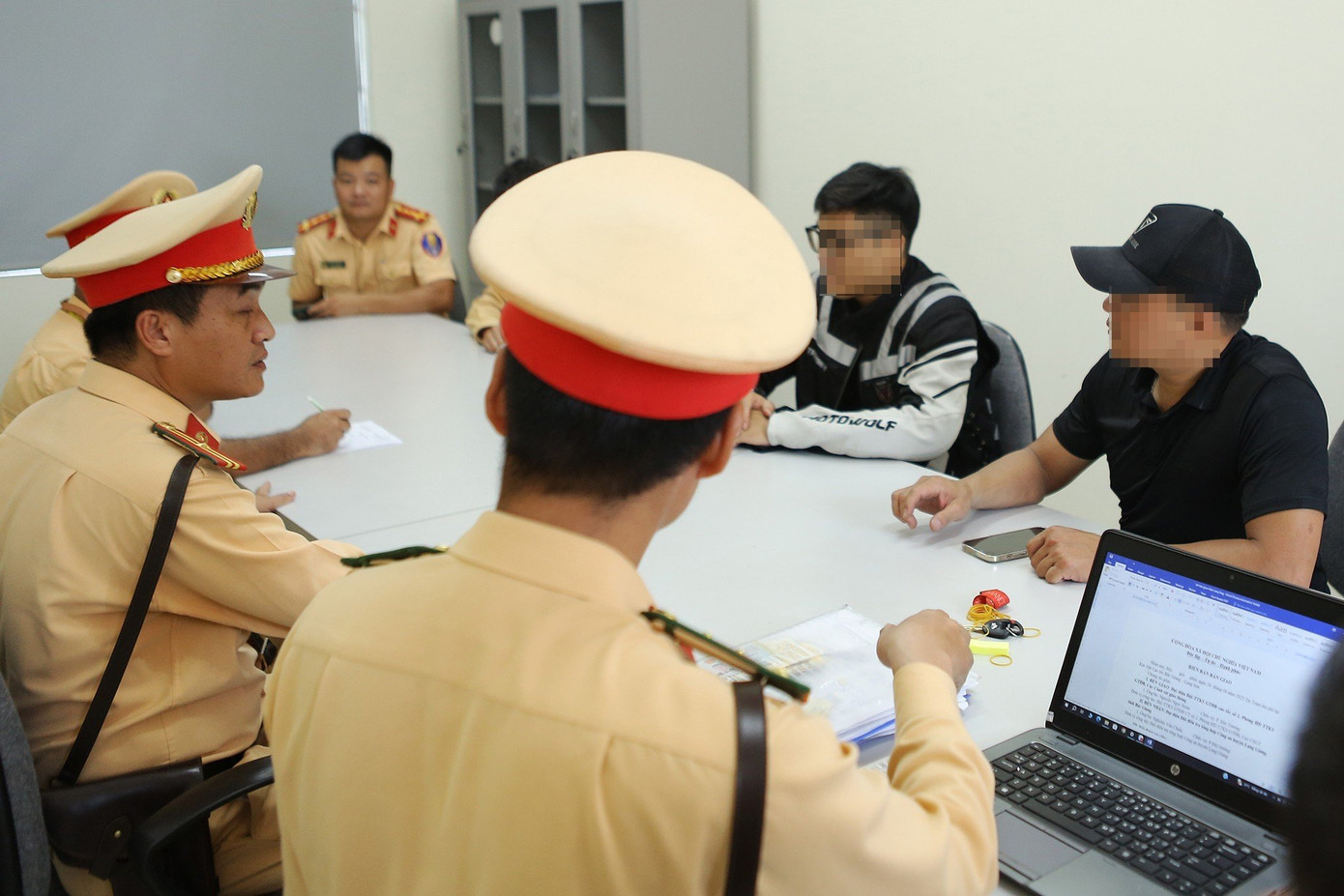 Lực lượng CSGT làm việc với nam thanh niên.