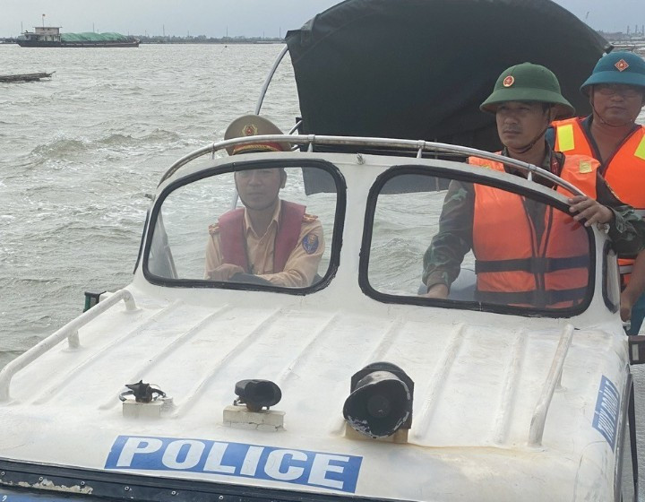 Lực lượng chức năng phối hợp tìm kiếm nạn nhân. Lực lượng chức năng phối hợp tìm kiếm nạn nhân.