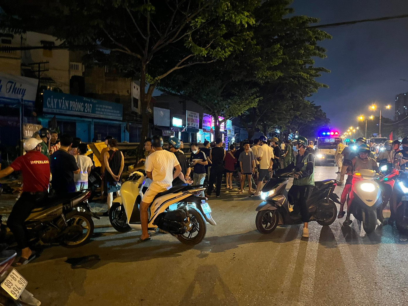 Nhiều người dừng lại theo dõi sự việc khiến giao thông gặp khó khăn qua khu vực xảy ra tai nạn.