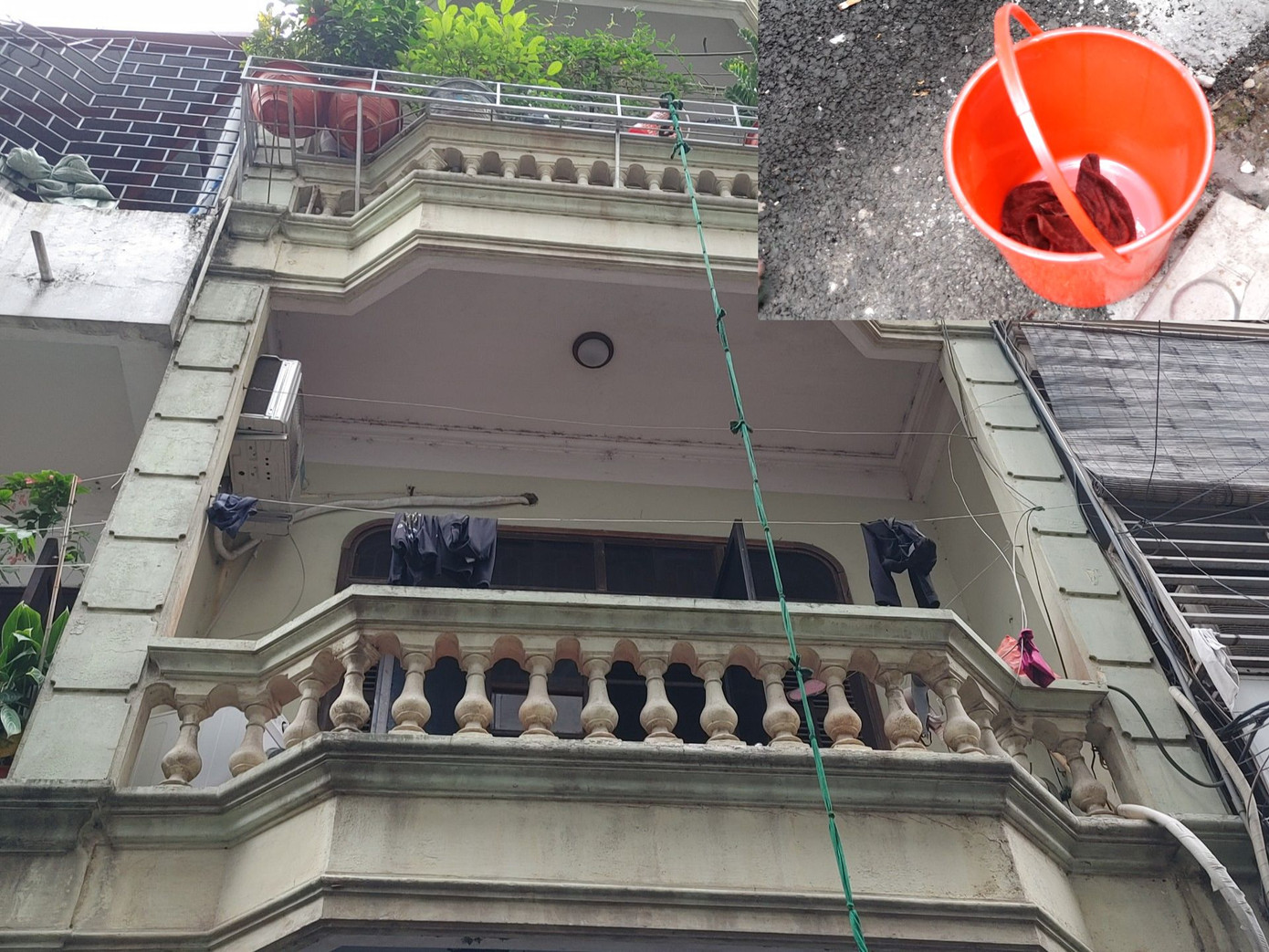 Xô nhựa được dòng dây thả từ tầng 3 xuống.